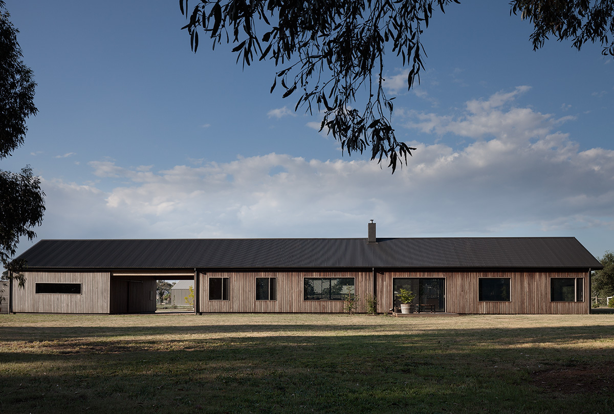 House long architects mrtn modern trentham australia barn design farmhouse anthony basheer largely sufficient melbourne dwelling inspired self gable roof